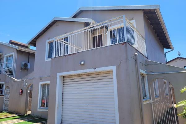 The elegant duplex in logbro palms, it is now available for your consideration, featuring 3 airy bedrooms, balcony leading off one of ...