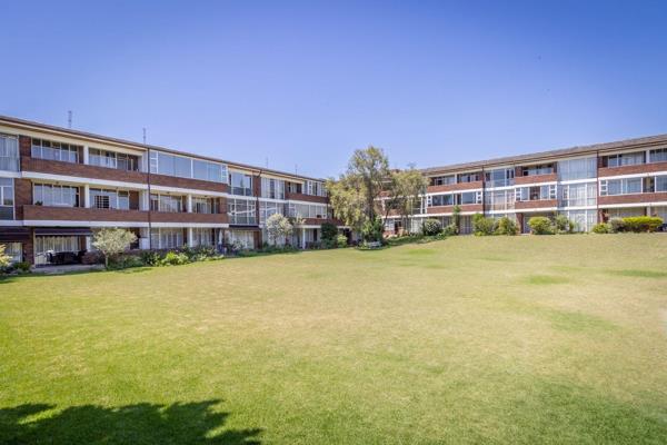 Negotiating offers from R 900 000
Owners asking R 980 000

Cosy Old-school apartment in sought after complex; easy access to public ...