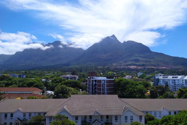 Beautiful spacious top floor, corner flat - uninterrupted views of Table Mountain. Large ...