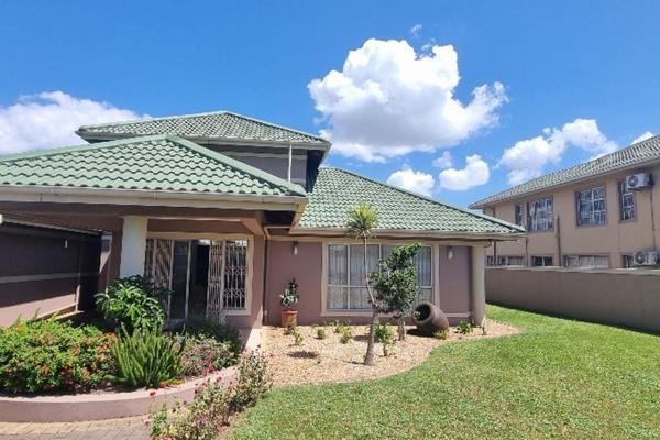 This modern, secure home in a sought after area, has amazing road appeal.  This elegant home boasts three bedrooms and a study. The ...