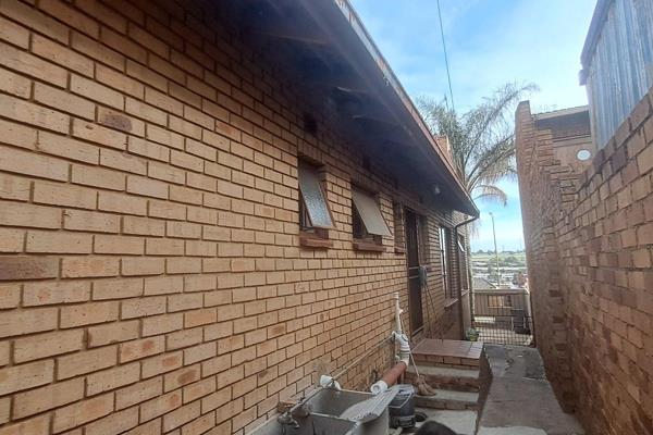 This property has been renovated as a student accommodation but offers so much more!!! 

The house has five bedrooms, a kitchen, two ...