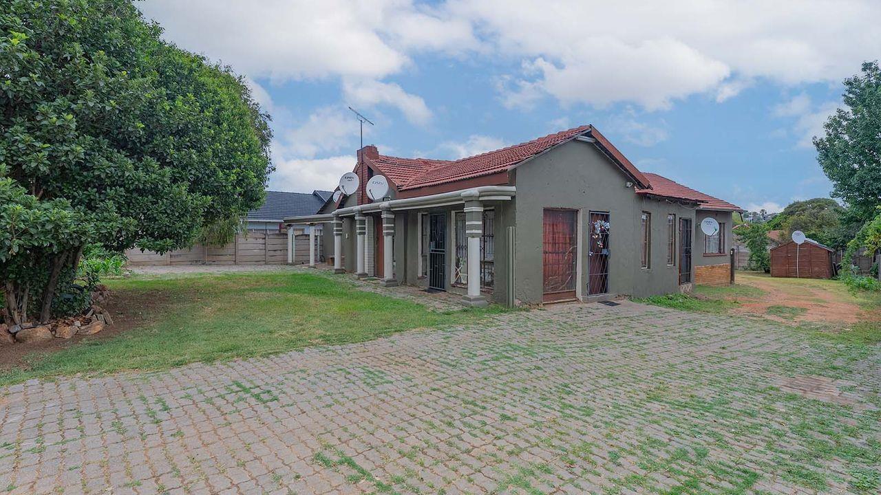 House for sale in Kempton Park Central - 16 Plataan Road - P24-113771829