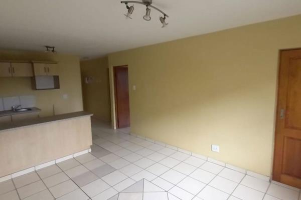 Available 1 June 2025

Neat apartment in safe complex that consists of:
2 bedrooms
1 bathroom
lounge 
kitchen
balcony
undercover ...