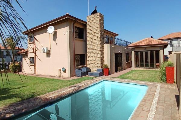 Open plan lounge,  dining room and modern kitchen. Indoor bar area. Big garden with swimming pool and braai area. 

3 Bedrooms with 2 ...