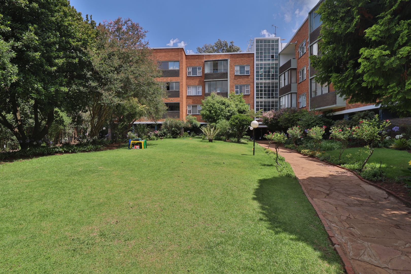 2 Bedroom Apartment / flat for sale in Illovo P24113775523