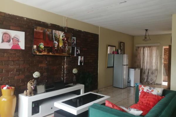 Walk to Justice Mohammed Street. 

Walk to Univercity of Pretoria 

Here we have a charming 2 bedroom,  86sqm duplex in Sunnyside with ...