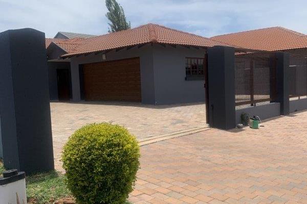 We are proud to present this immaculate house in the security estate.

This house is fitted with beautiful finishes.
It offers a ...