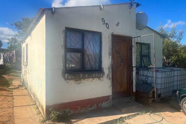 Nice huge plot - 2 Bedrooms.
Open plan lounge and kitchen
1 Bathoom with shower and toilet.
New windows. Closed yard infront of ...