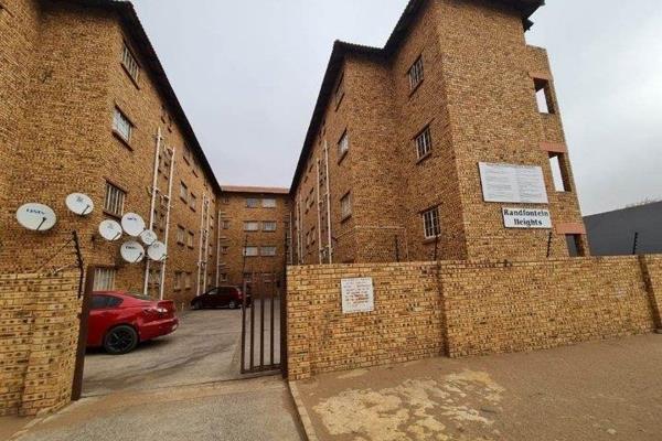 This apartment is situated close to all amenities 
Open plan kitchen with bic 
Living room 
1 bedroom
 1  bathroom with shower , toilet ...