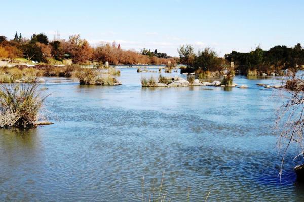 Fly-fisherman&#39;s delight! This smallholding has about a 100m waterfront onto the upper Vaal River below the Vaal Dam wall, in a ...