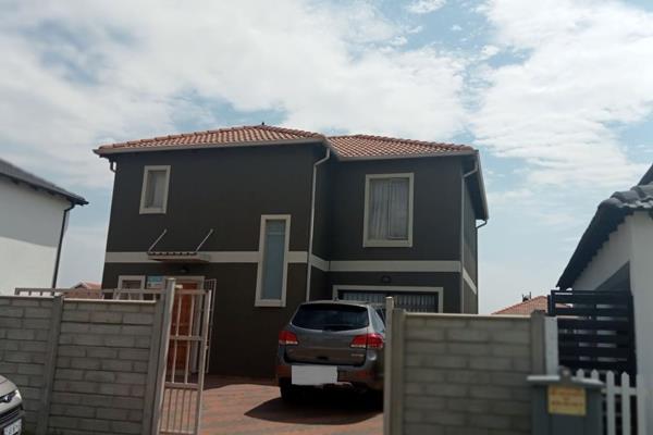 In the tranquil Leopard’s Rest Estate complex, you will find this home set on a 200m2 stand. Comprising of 4 upstairs bedrooms with ...