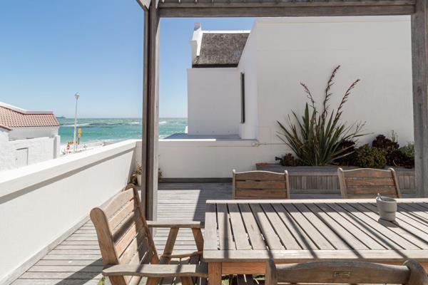 Exclusive mandate! 
On Kleinbaai beach in Bloubergstrand Village, Santa Maria is a small ...