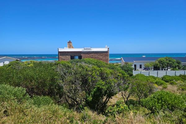 Located in the coastal village of Pearly Beach,  this sloping 786m2 stand awaits a new ...