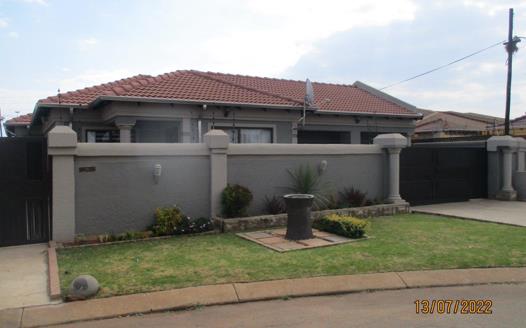 3 Bedroom House for sale in Vosloorus Ext 5