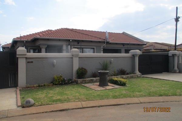 Beautiful home in Vosloorus

This property offers a comfortable living space consisting of three bedrooms, Two bathroom, a well-open ...