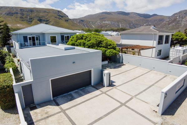 Nestled in the picturesque suburb of Kwaaiwater, Hermanus, this magnificent 7-bedroom ...