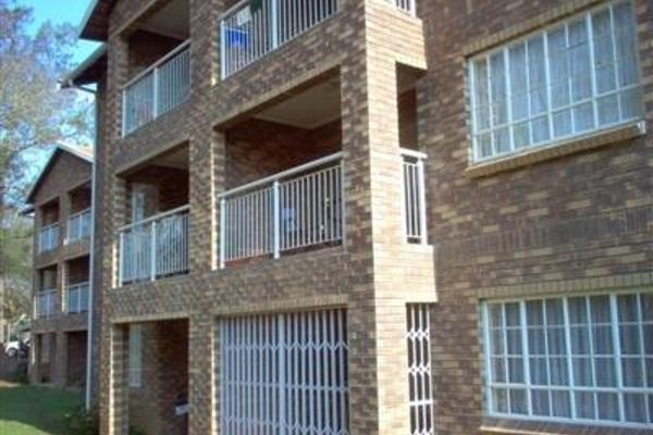 On offer for rental is a 2 bedroom (carpets), 1 full bathroom flat.  
This neat and spacious 2 bedroom unit with open plan living area ...