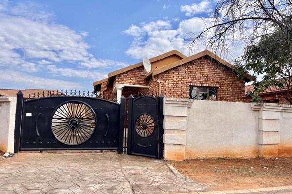 Situated in the neighbourhood of Philip Nel Park, not far away from the vibrant city of Pretoria, lies a charming facebrick residence ...