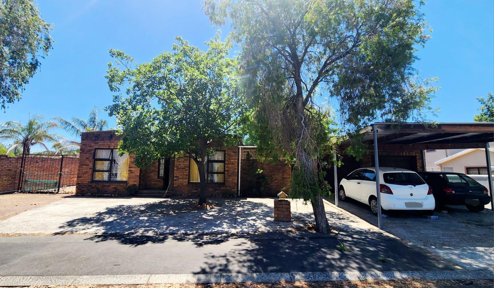 4 Bedroom House for sale in Paarl East P24113786246