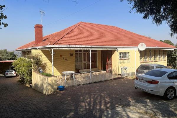 This home, which needs tender loving care, is ideal for investors.

Main house:
3 Bedrooms
2 Bathrooms
1 Separate Toilet
Spacious ...