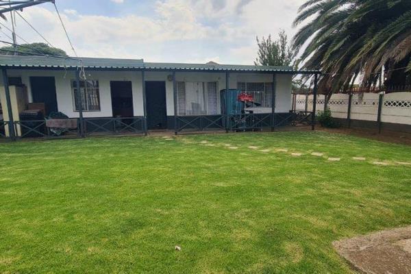 A must-see house situated in Brakpan only minutes away from shopping centers, schools and all amenities. 
The kitchen has ample ...