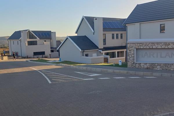 First floor unit in Hartland lifestyle estate.
Lock-up and go.  
Easy access to N2,  ...