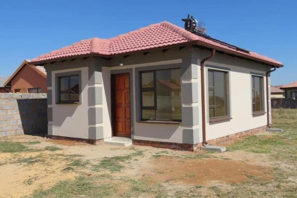 2 bedroom house for sale in a developing and secure area 
Easy excess to transport 
In between Boksburg and Germiston town
Free standing full title homes 
Different house plans to choose from 
2 Bedroom ,1bath room, kitchen and lounge - Cable roof type 45selling from ...