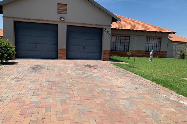 Modern 3 Bedroom House in Waterval East.
Open Plan kitchen with living areas
2 Bathrooms
Patio
2 Garages
Garden
Available 1 Oktober 2024