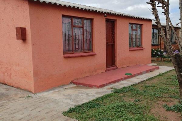 This four room house is close to Transport and other amenities. The property offers 2 bedrooms, lounge and kitchen plus outside toilet ...