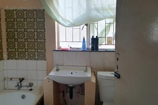 Extremely Urgent Sale
This 3 bedroom, 1 bathroom home for sale in Lenasia Ext 10 is set ...