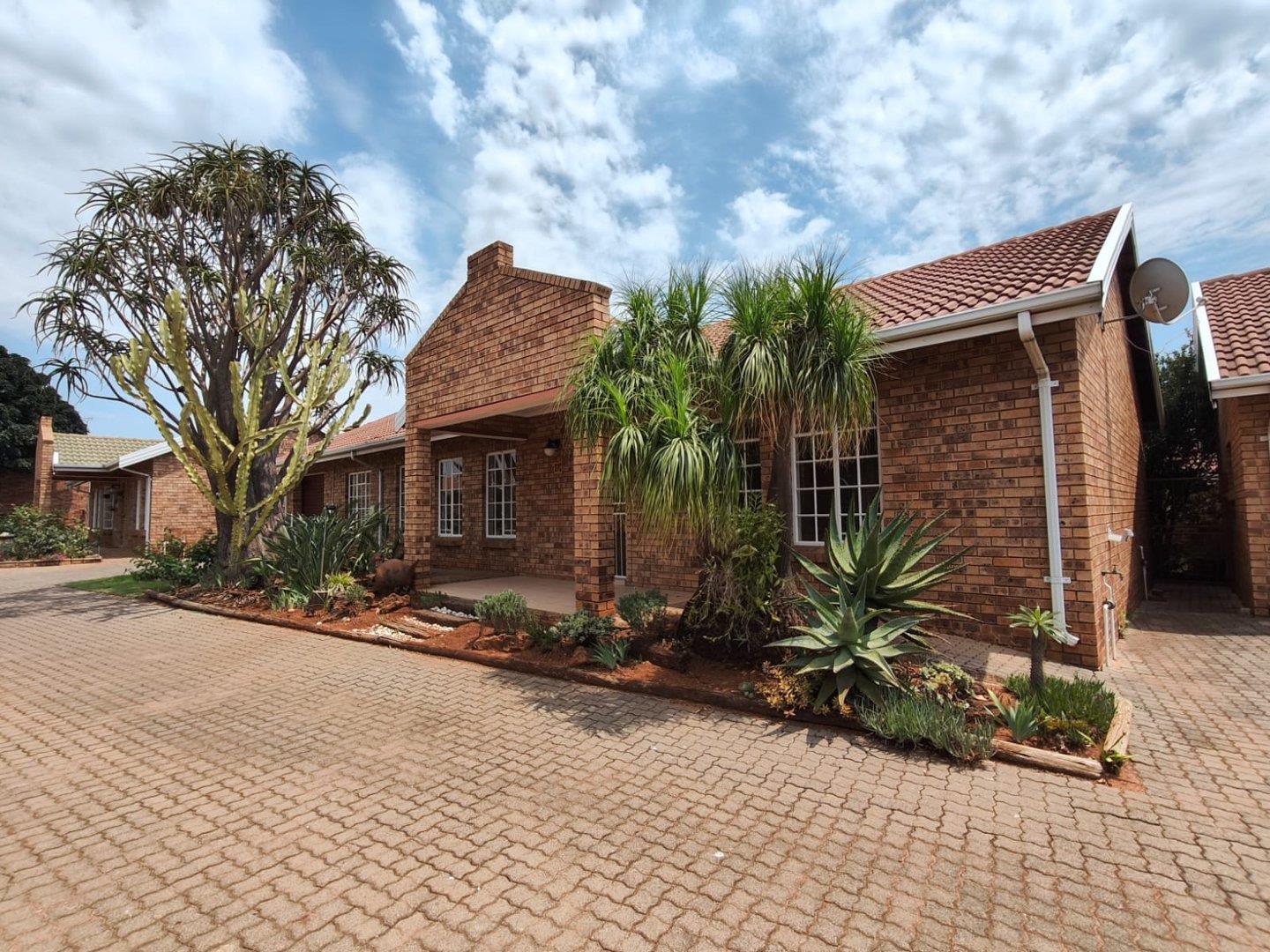 2 Bedroom House for sale in Montana Tuine Houtkapper 27c, Montana Retirement Village, 900