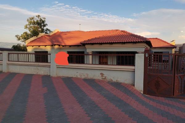 TSK Real Estate presents you with this Investment property that will generate an income of R15000 pm.
this property is neat as a ...