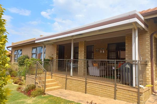 Price negotiable.  Beautiful 3 bedroom, two bathroom, double garage unit in the Ruimsig ...