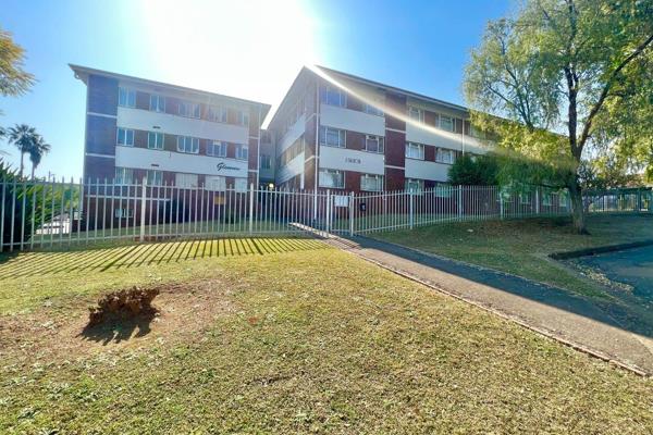 This neat unit offers pleasant views and is set in a secure complex with remote access.

It features a well fitted kitchen with tiled ...