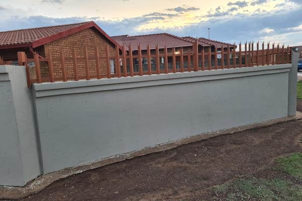 This beautiful home is in tsakane Ext 1.

The property is very good area , main raod  schools , hospital and mall around the conner. ...