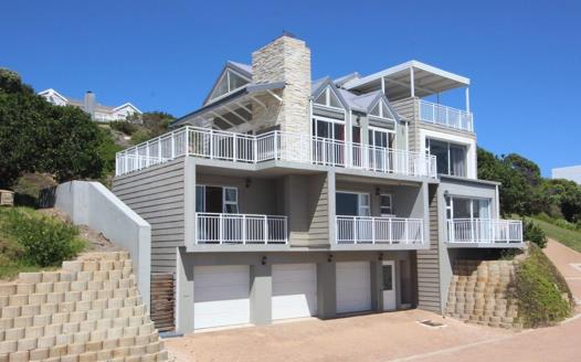4 Bedroom House for sale in Vleesbaai