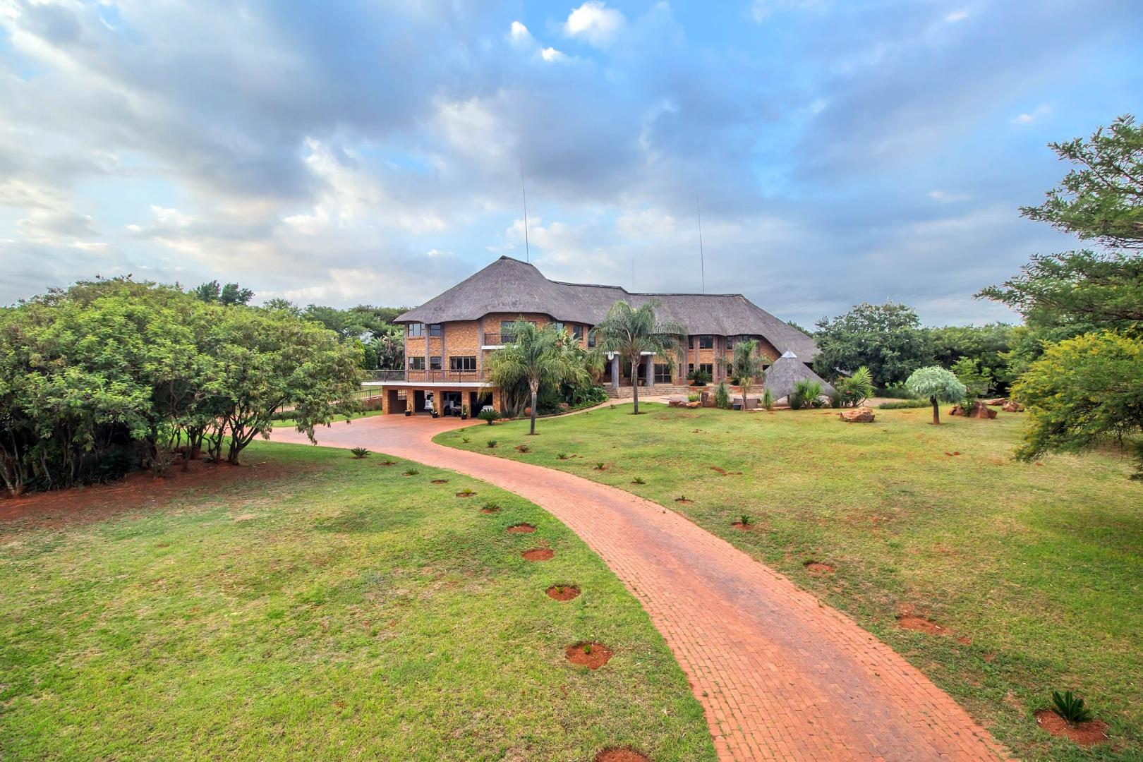 9 Bedroom House for sale in Mooikloof Equestrian Estate - P24-113812082