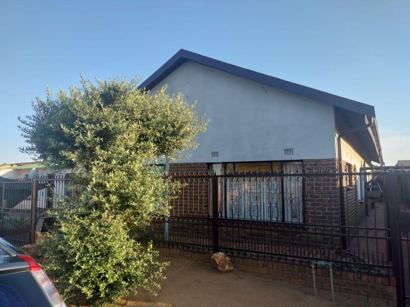 5 Bedroom House for sale in Mamelodi West P24113814396