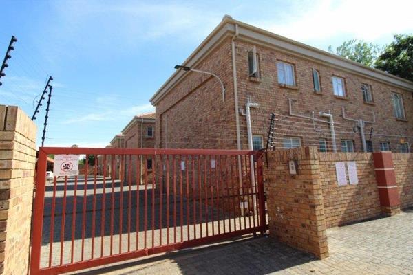 Located within a secure complex and in close proximity to NWU, SANDF, Medi Clinic, and Witrand Hospital, this exquisite apartment ...