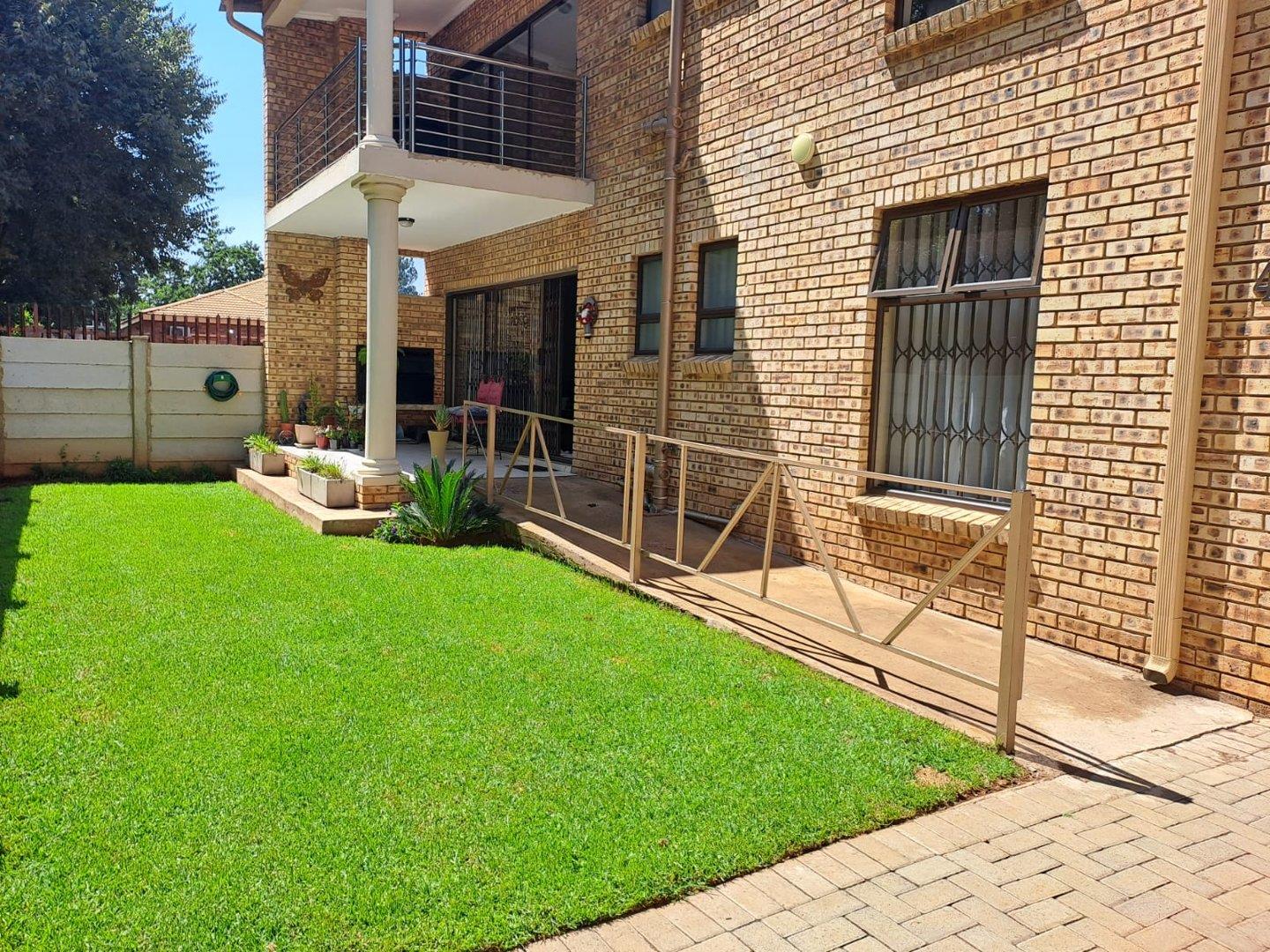 2 Bedroom Townhouse for sale in Meyerton Central P24113814523