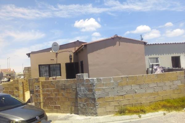 This house consists of 3 bedrooms ,kitchen and lounge ,bathroom .
Well secured closer to Spar .
Call me today for viewings