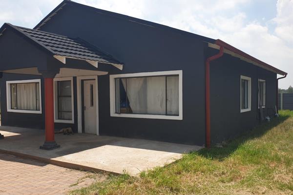 Main house consists of:
3 Bedrooms, main bedroom with ensuite and sliding doors to outside.
2 Bathrooms
Open plan lounge and dining ...