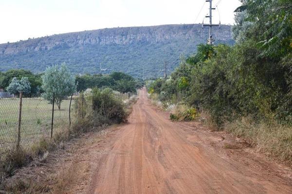 Discover the hidden gem of Kameeldrift West, a 22.41 hectare property situated at the foot of the majestic Magalies Mountain range, the ...