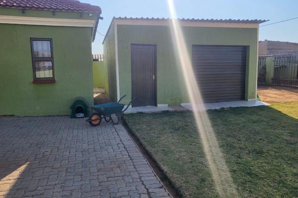 Here&#39;s a 4 bedroom house in Evaton,  first things first on this property is beauty, the property is a clean 4 bedroom house, with ...