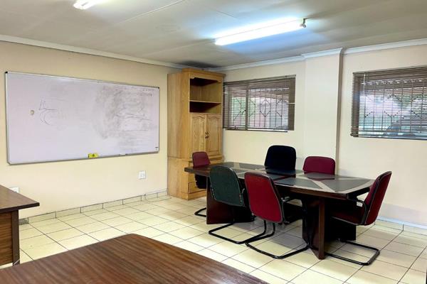 A great commercial space measuring 80 sqm available immediately
The property is situated at Houtkop Road Vereeniging
The office  offers ...