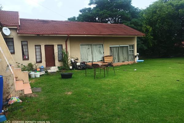 What a bargain !!!  16 bedrooms !!!
This property is in a quiet  suburb of Webber under Germiston.   The property is on 2024 square ...