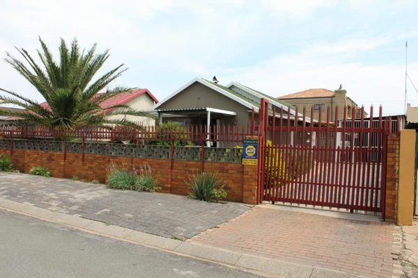 3 bed 2 bath 5 carport &amp; cottage for r980.000 IN RIVERLEA

Well kept family home ...