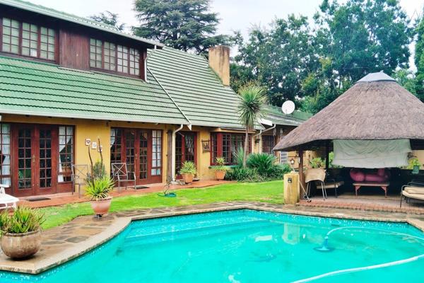 Lovely home with pool, lapa and 2 flatlets.

This well kept neat home is built especially just for you.

MAIN HOUSE

* 4 good ...