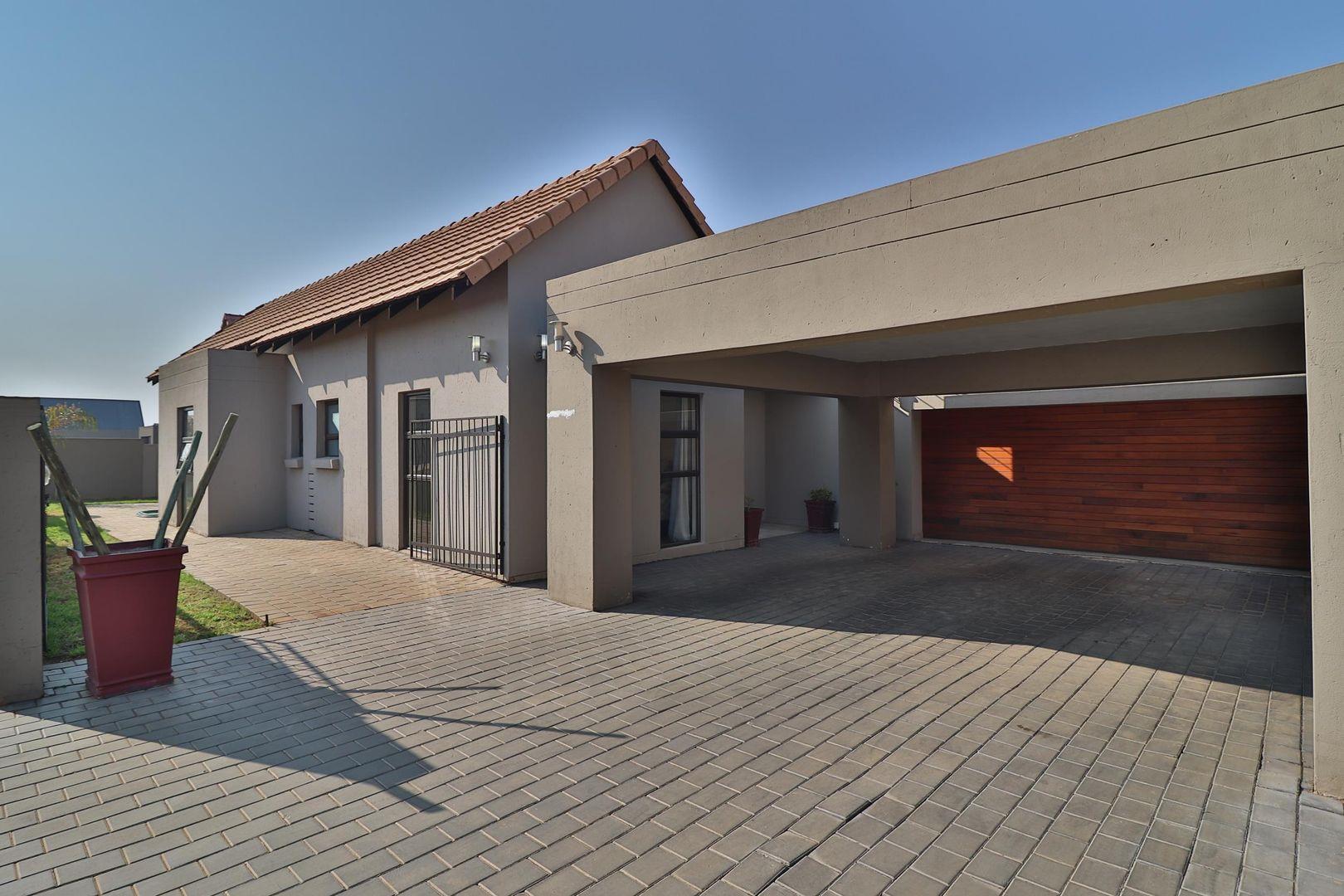 3 Bedroom House for sale in Leloko Lifestyle & Eco Estate - P24-108555889