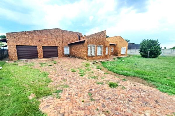 Within easy highway access and 11km from Benoni.

Some TLC is required to restore this home to its former glory.

Low maintenance ...